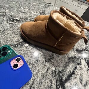 tan ugg boot came in too small im selling for only 80$ brand new i ship same day